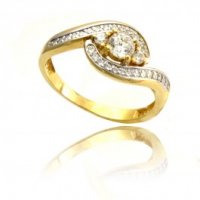 złoty pierścionek zaręczynowy